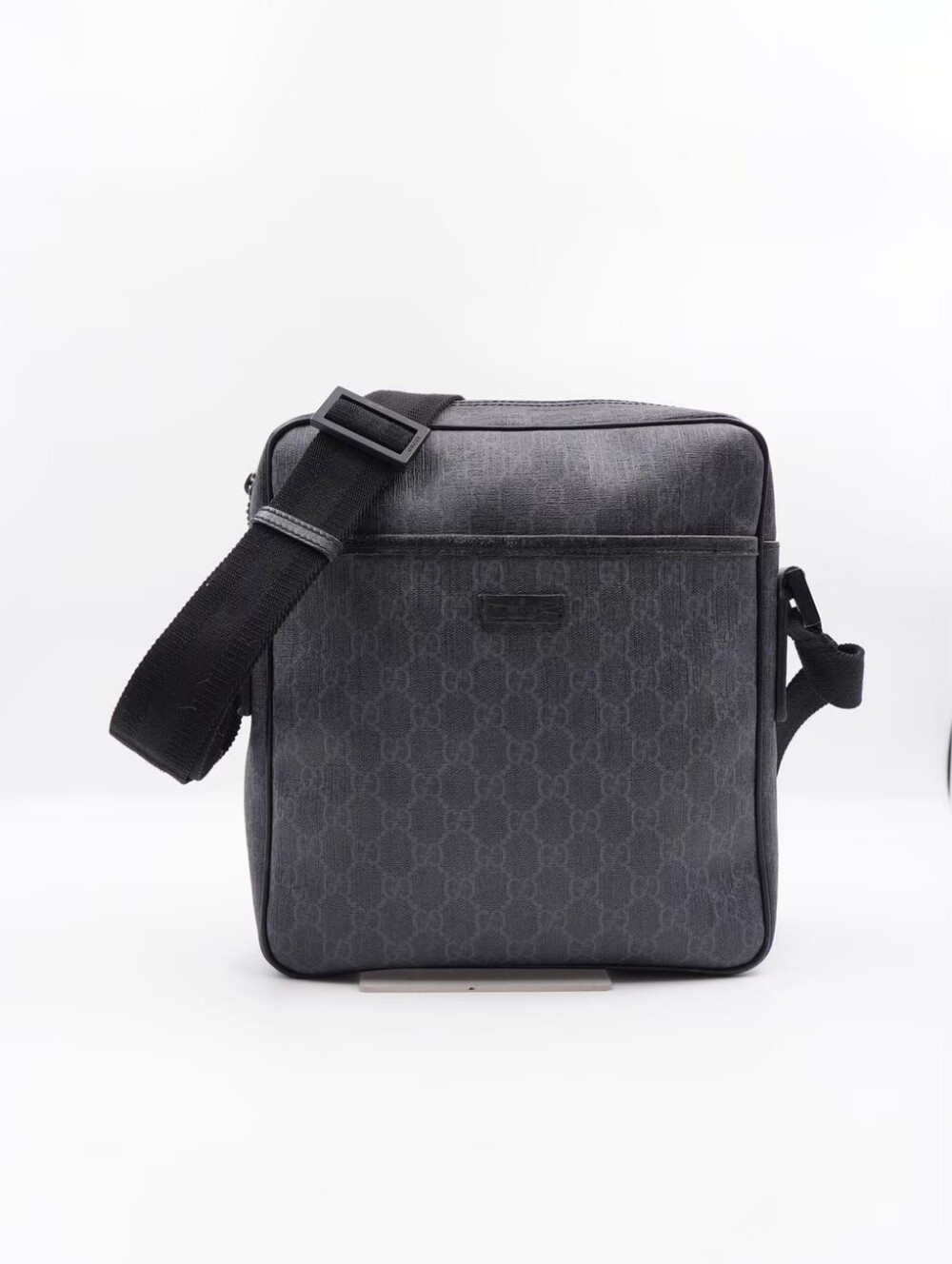 CJ64 💗 GUCCI GG Supreme Monogram Messenger Bag